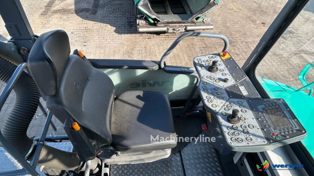 Paver-operator-controls
